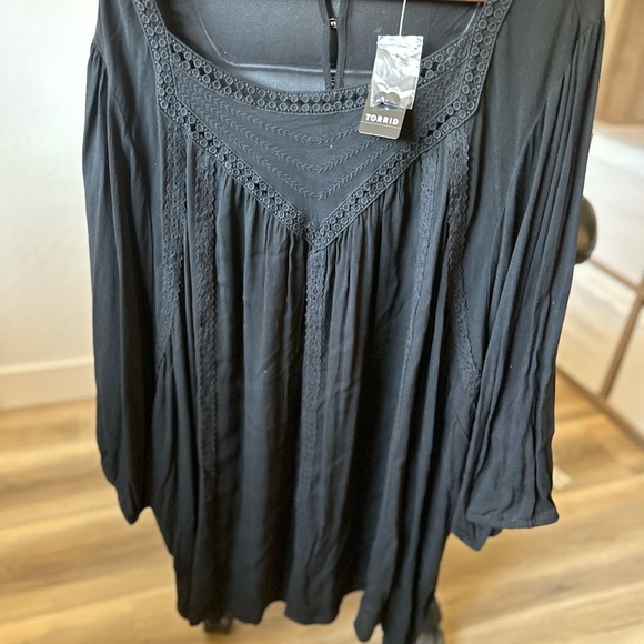 Torrid Black Crepe Tunic w/ Lace detail size 6 - Picture 2 of 8